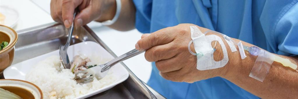 Patient isst Krankenhausessen