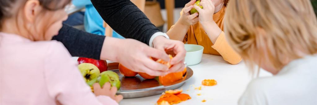 Kita - Kinder essen Obst