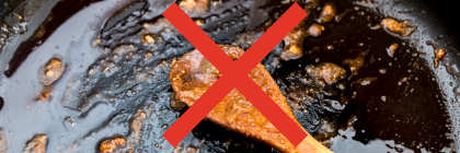 benutzter Holzkochlöffel in Pfanne